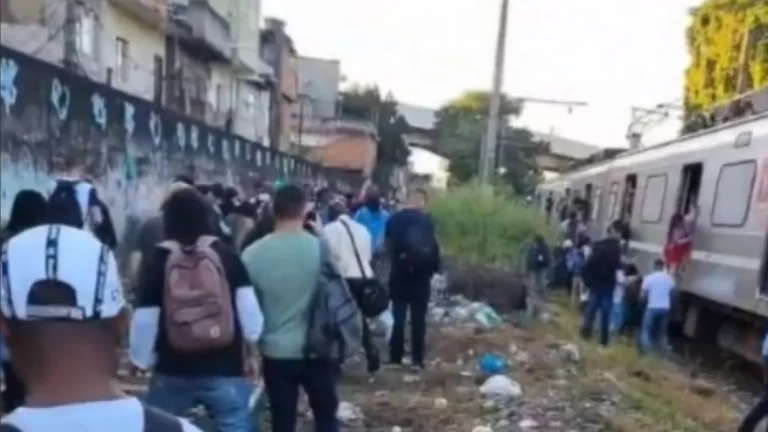 Tiroteio no Jacarezinho paralisa trem e passageiros andam pelos trilhos