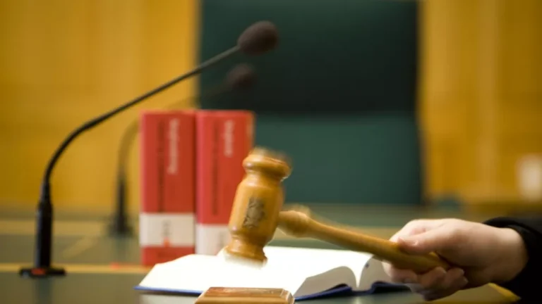 Mãe acusada de tentar matar filha de 1 ano com água fervente vai a júri popular no RN