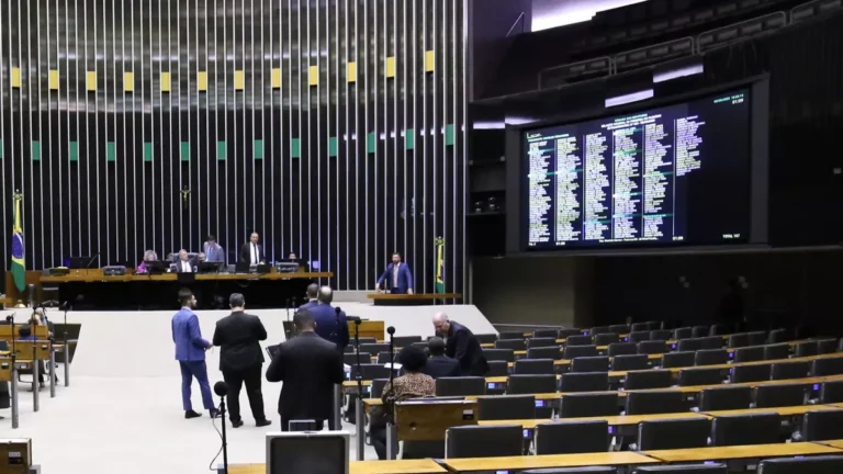 Câmara adia urgência de projeto que pode aumentar número de deputados