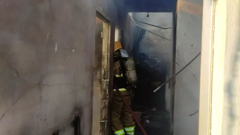 Casa é destruída por incêndio em Lavras após celular pegar fogo em colchão