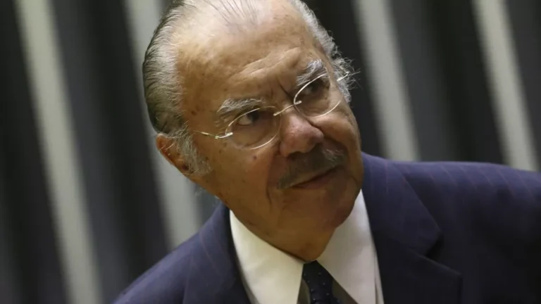 “Falta uma, não. Faltam muitas” diz Sarney sobre lideranças políticas