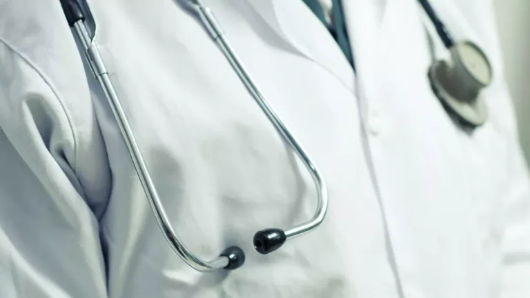 Falso médico extorque R$ 800 de vítima com câncer no DF