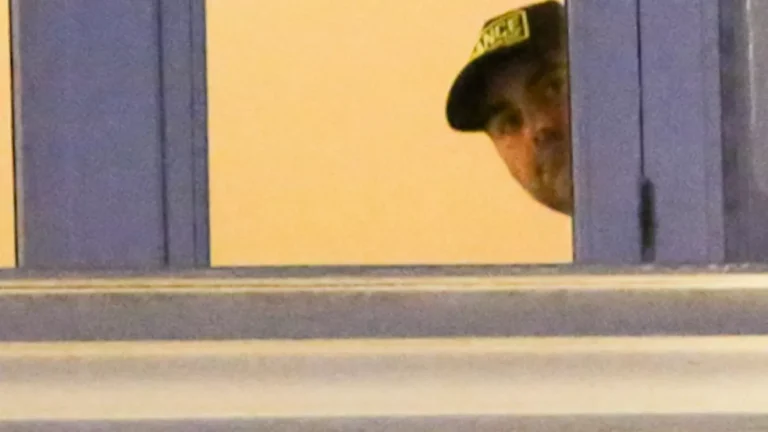 Lady Gaga, cadê você? Diva manda distribuir pizza, mas quem aparece na janela do hotel é o noivo