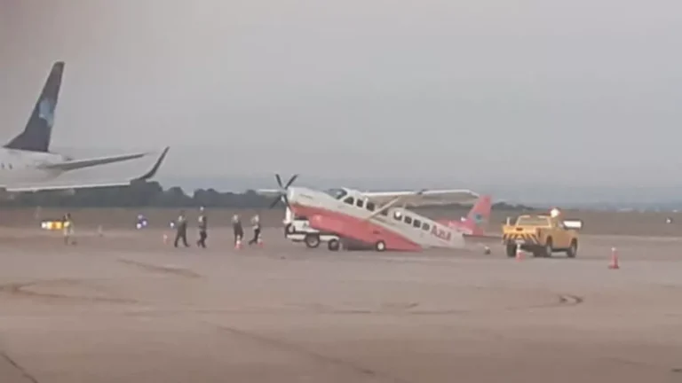 Avião da Azul empina na pista em Viracopos durante embarque de voo com destino ao Rio de Janeiro