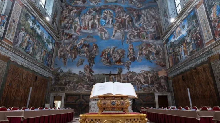 Quais são os livros que ficam na mesa dos cardeais no conclave?