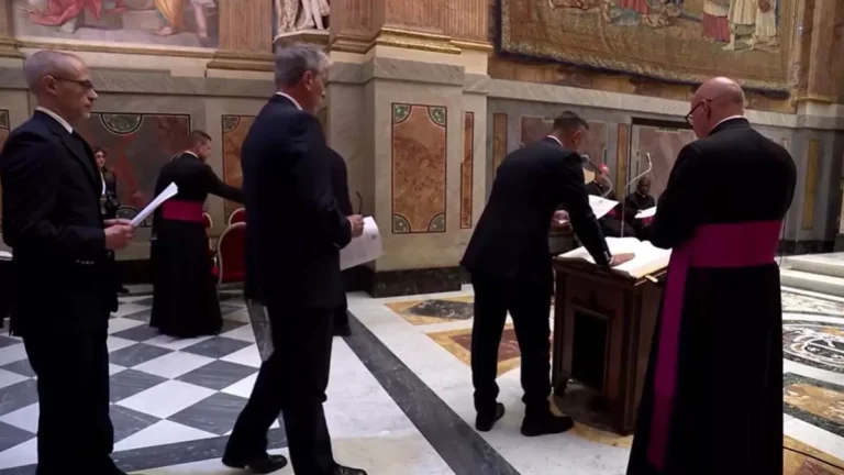 Conclave: Equipe de apoio e clero do Vaticano fazem juramento de sigilo