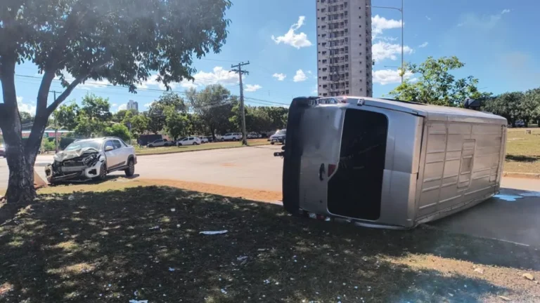 Crianças ficam feridas após van escolar tombar durante acidente em cruzamento de Palmas