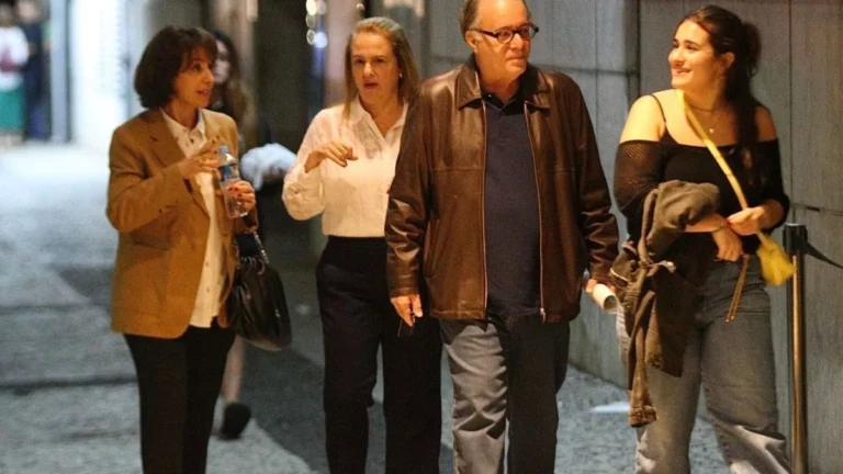 Tony Ramos faz rara aparição com a neta ao prestigiar peça; veja fotos