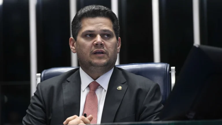 Alcolumbre promulga derrubada de decretos sobre alta do IOF