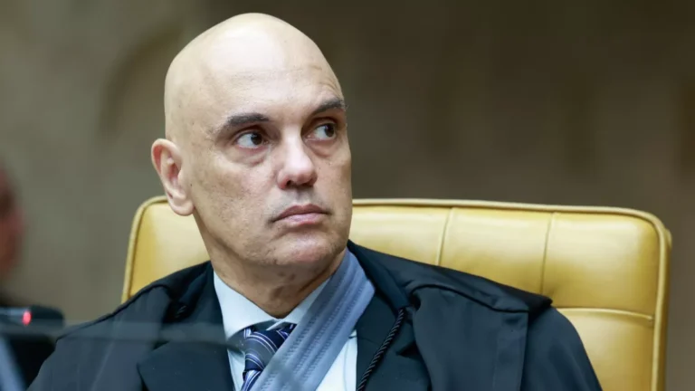 Moraes vota para manter prisão de mulher que escreveu “perdeu, mané” no STF