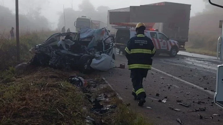 Quatro pessoas morrem em acidente entre carro e caminhão em MG