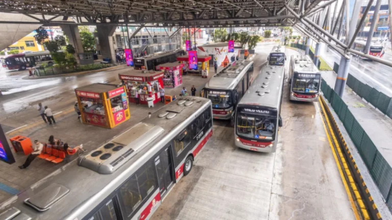 Uso de transporte coletivo ajuda a emitir menos poluentes do que carros