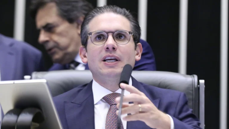 “Quem alimenta o nós contra eles acaba governando contra todos”, diz Hugo