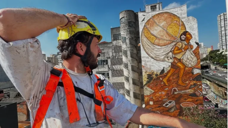 Artista Mundano sofre acidente enquanto pintava mural no centro de SP