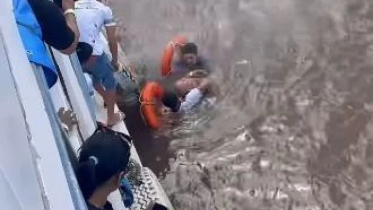 Turista se joga de barco a caminho de Parintins e “quase desaparece”; veja