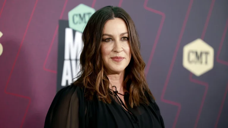 “Ainda sofro com isso”, diz Alanis Morissette sobre pensamentos suicidas