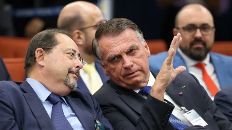 Defesa de Bolsonaro quer que PGR se manifeste sobre suposta conta de Cid