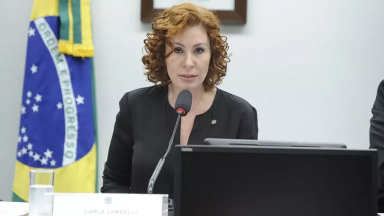 Veja as polêmicas na trajetória de Carla Zambelli