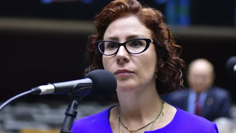 Moraes diz que Zambelli fugiu do “distrito da culpa” ao deixar o Brasil