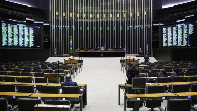 IOF: 63% dos votos de partidos com ministérios votaram contra o governo