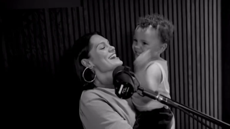 Em meio a tratamento, Jessie J lança canção com a participação do filho