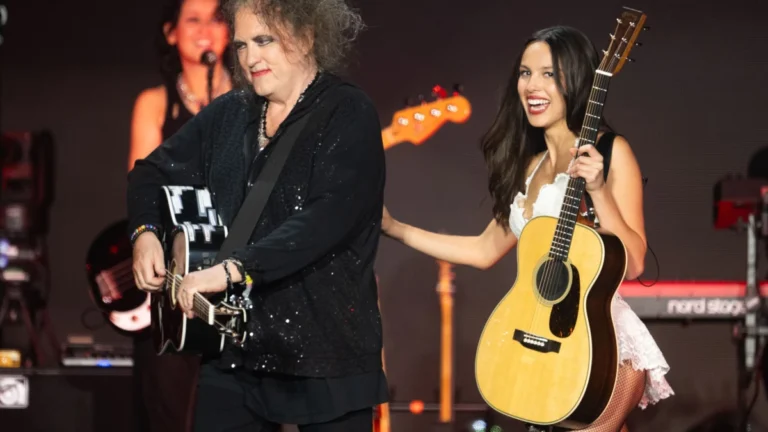 Olivia Rodrigo canta clássicos do The Cure com Robert Smith em show; veja