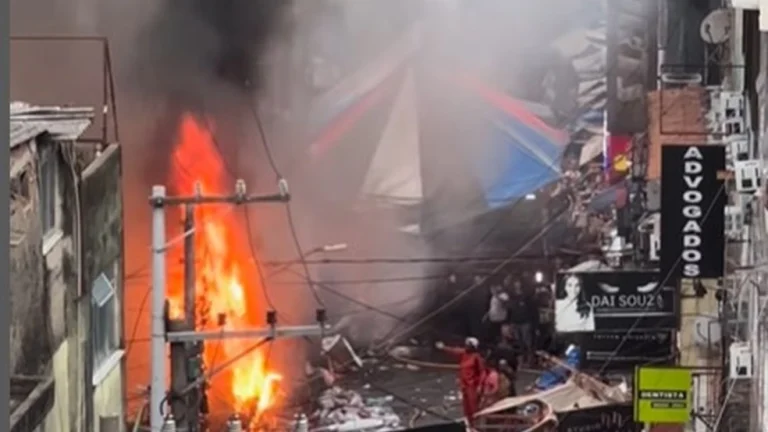 Bombeiros controlam incêndio em van na Rocinha