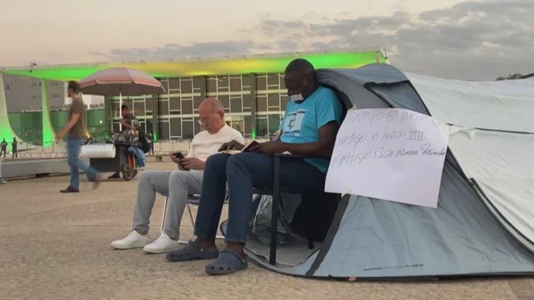 Deputado do PL faz protesto silencioso em frente ao STF