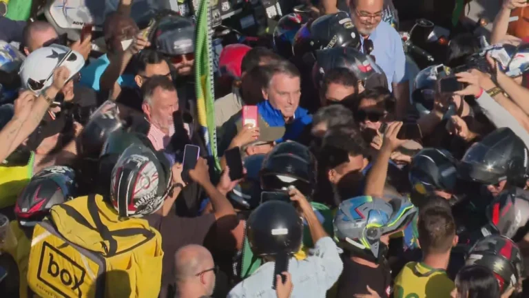 Bolsonaro participa de ‘motociata’ em Brasília