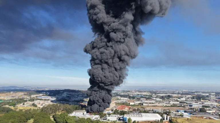 Incêndio de grandes proporções atinge indústria em Guarulhos (SP)