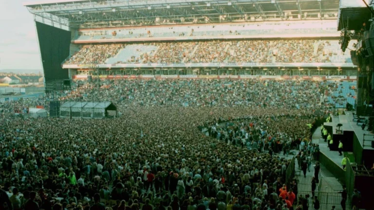 Oasis ensaia em estádio para retorno triunfal após 16 anos