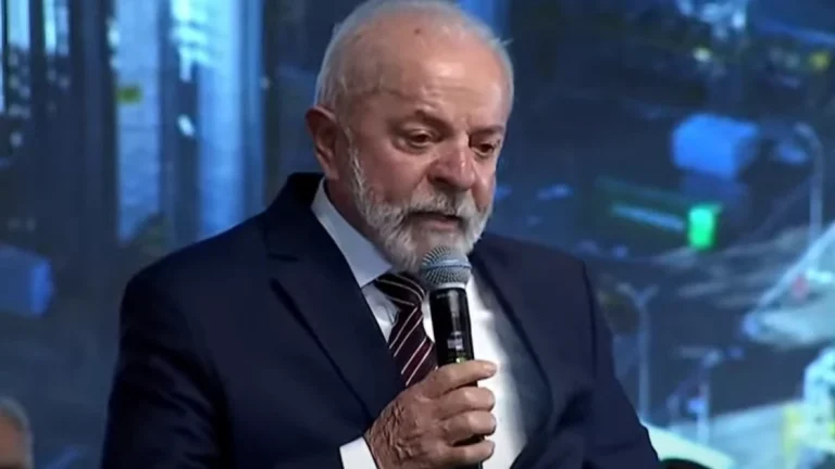 Às vésperas do tarifaço, Lula pede que Trump reflita importância do Brasil