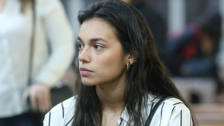 Ex-BBB Alane chora em missa de 7º dia de Preta Gil