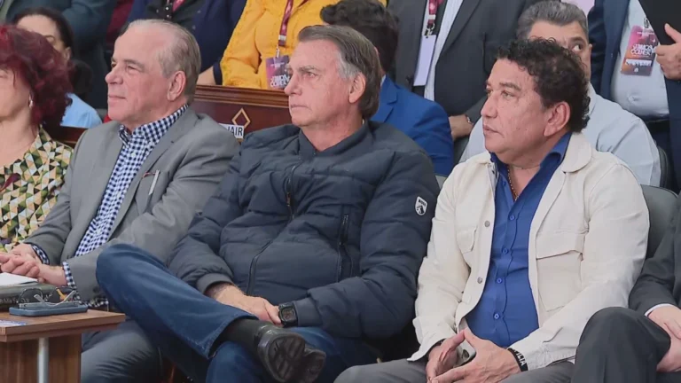Após advertência de Moraes, Bolsonaro participa de culto, em Brasília