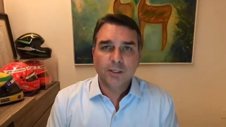 Problema com os EUA acaba se Bolsonaro estiver nas urnas, diz Flávio à CNN