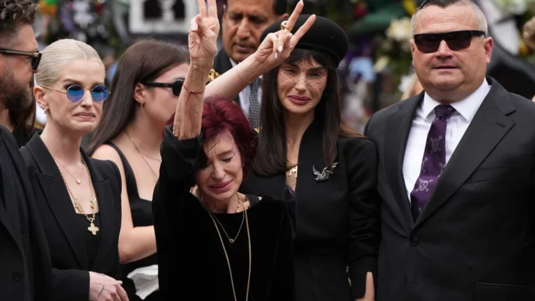 Aimee, filha de Ozzy Osbourne, faz rara aparição em funeral do cantor; veja