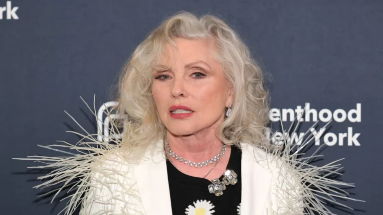 Fazer cirurgia plástica é como tomar vacina contra gripe, diz Debbie Harry