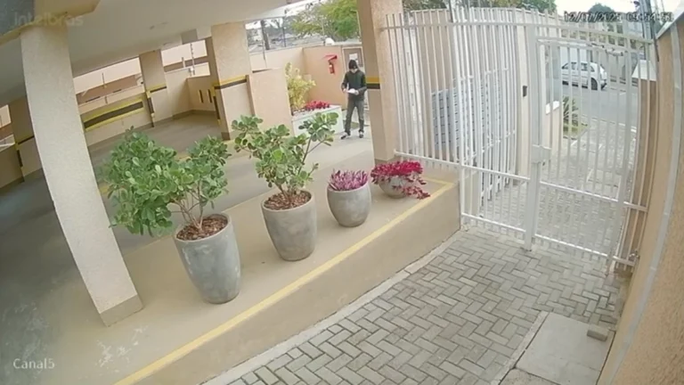 Vídeo: vizinho encontra bilhetes de socorro de mãe e filha feitas reféns