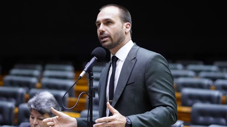 Eduardo Bolsonaro critica Tarcísio por aliança com membro do MBL