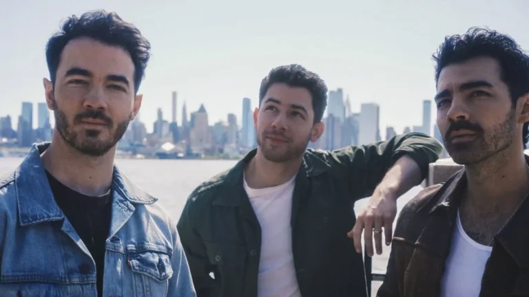 Jonas Brothers revelam pressão na infância para falar sobre vida sexual
