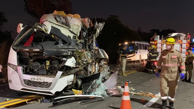 Acidente entre carreta, micro-ônibus e ônibus deixa cinco mortos na BR-153, diz PRF