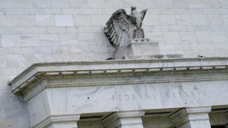 Fed mantém juros nos EUA entre 4,25% e 4,5% ao ano