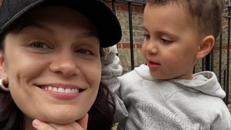 Jessie J desabafa sobre câncer “roubar” sua maternidade e “medo de morrer”