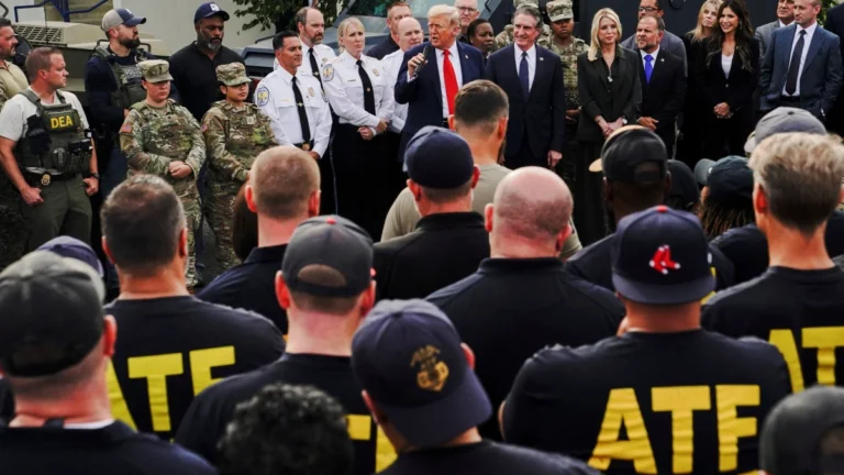 Trump visita policiais em meio à repressão federal em Washington, DC