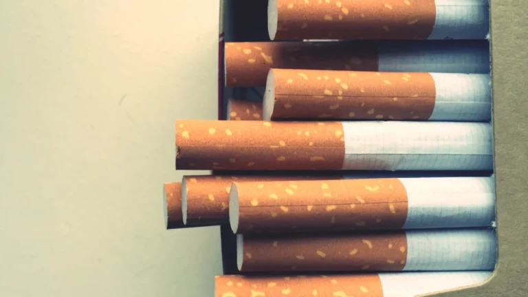 Italianas pagam R$3 mil em maço de cigarros no RJ