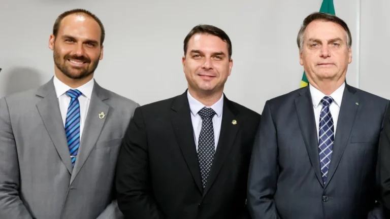 “Foi o calor da emoção”, diz Flávio sobre Eduardo xingar Jair Bolsonaro