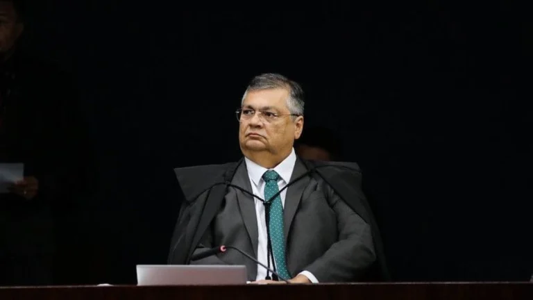 Decisão de Dino sobre emendas Pix incomoda aliados de Lula
