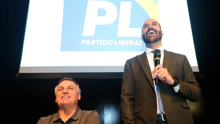 AGU quer cobrar da família Bolsonaro custo de escritório contratado nos EUA