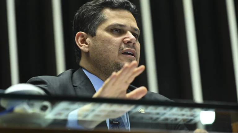 Alcolumbre deve oferecer dois caminhos a Marcos do Val