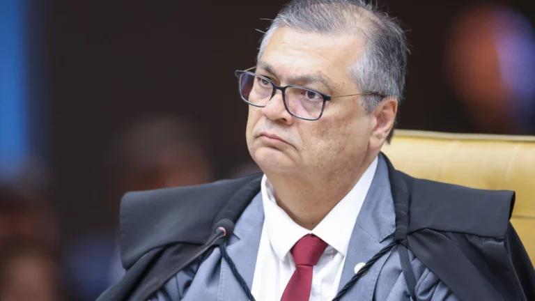 Dino dá 10 dias para Hugo explicar votação de urgência do PL da Adultização